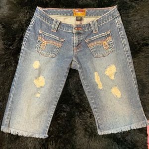 Blue Asphalt distress Bermuda shorts w/ two cute little pockets frayed hem😍🤩🌺